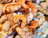 Hình bước làm 2 của món Mì Trứng Xào Hải Sản