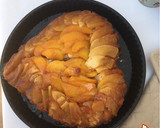 Foto del paso 8 de la receta: Torta invertida de manzana y duraznos en almíbar