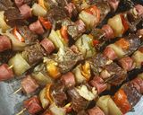 Foto del paso 4 de la receta: Brochetas tiernas de roast beef con morrón, cebolla y salchicha. Diferentes 🙃