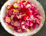 Hình bước làm 1 của món Men bánh mì tự nhiên từ hoa hồng (Rose yeast water)