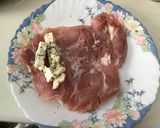Foto del paso 1 de la receta Muslos rellenos de queso roquefort con coñac al horno