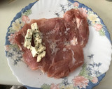 Foto del paso 1 de la receta: Muslos rellenos de queso roquefort con coñac al horno