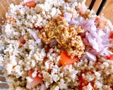 Hình bước làm 3 của món 🌱 Salad Couscous Cà Chua & Olive (Vegan)
