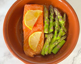 Foto del paso 3 de la receta: Salmón con espárragos en freidora de aire