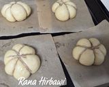 صورة لخطوة 4 من وصفة دونتس قطنية على شكل يقطين (Pumpkin Donuts) بعجينة هشة ولذيذة 🎃🍩