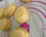 Hình bước làm 1 của món Donut nhúng caramel