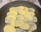 A picture of step 2 of Sliced Potatoes Omelette.