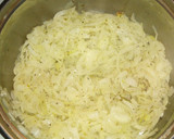 Foto del paso 1 de la receta: Tarta de cebollas, pollo y queso (sin huevos)