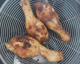Foto langkah ke 4 dari resep Simple Caramelized Honey Garlic Drumstick.