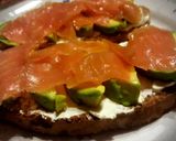 Foto del paso 4 de la receta Rebanada de Pan Gallego Casero con Queso Crema, Aguacate y Salmón