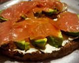 Foto del paso 4 de la receta: Rebanada de Pan Gallego Casero con Queso Crema, Aguacate y Salmón