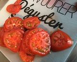 Une image de l'étape 3 de Salade de betteraves aux tomates, bleu d'Auvergne et herbes sauce balsamique.