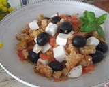 Foto del paso 3 de la receta: Dakos salad -ensalada de pan con tomate-