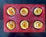 Foto del passaggio 8 della ricetta Crostata di Rose di Mele in Sfoglia e Crema Pasticcera