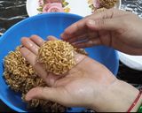 A picture of step 4 of Pop Rice Ladu.