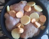 Foto del paso 2 de la receta: Muslos al romero en la essen con papas y batatas