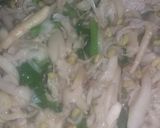 Foto langkah ke 5 dari resep Tumis Jamur Saus Tiram.