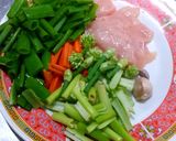 รูปขั้นตอนการทำที่ 1 ของ ไก่ผัดต้นหอม