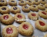 Foto langkah ke 7 dari resep Crunchy Strawberry Cheese Thumbprint Cookies💟.