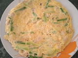 Tortilla de ajos tiernos, espárragos trigueros, gambas y atún