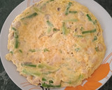 Foto del paso 8 de la receta: Tortilla de ajos tiernos, espárragos trigueros, gambas y atún