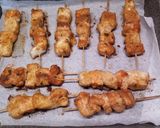 Foto del passaggio 8 della ricetta Spiedini di pesce