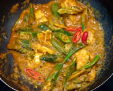 รูปขั้นตอนการทำที่ 5 ของ ไก่ผัดพริกแกงใส่กระเจี๊ยบ