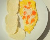 Foto langkah ke 4 dari resep Cheese omelette with potato chips.
