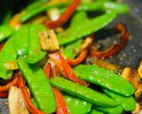 Hình bước làm 3 của món 🌱 Nấm Xào Đậu Hà Lan & Ớt Chuông Đỏ