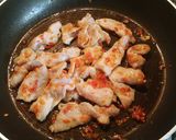 รูปขั้นตอนการทำที่ 2 ของ หมูผัดน้ำพริกเผา