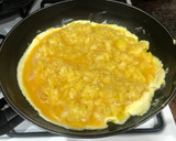 Foto del paso 5 de la receta: Tortilla de patatas rellena de jamón York y queso