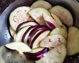 A picture of step 1 of Masala Brinjal with sesame seeds.