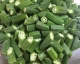 A picture of step 1 of Chatpata Masala Bhindi.
