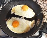 Foto del paso 5 de la receta: Hamburguesa con jamón y huevos fritos