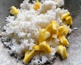 Gambar langkah 2 resipi Nasi Goreng Nanas Chili Oil.