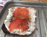 Foto del paso 4 de la receta: Tostada de aguacate, pavo, tomate y queso