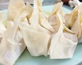 Foto langkah ke 2 dari resep Pangsit legino alaala dengan sayur mayur.