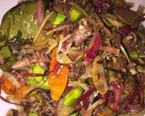 Foto langkah ke 4 dari resep Tumis cumi & teri asin dengan bunga kecombrang.