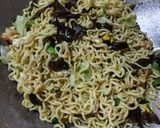 Foto langkah ke 3 dari resep Mi Goreng Udang Jamur.