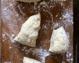 Foto del paso 2 de la receta: Pancitos de ajo y albahaca 🧄🌿