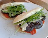 Foto del paso 5 de la receta: Molletes de morcilla, pimientos confitados y parmesano
