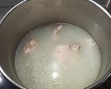 Foto del paso 3 de la receta: Caldo de patas de pollo