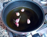 Foto del paso 3 de la receta: Pollo confitado al ajillo con palos de patatas fritas y mayonesa