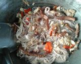 รูปขั้นตอนการทำที่ 3 ของ หมี่ข้าวกล้องผัดกะเพราปลาหมึกกรอบ