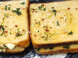चीज़ गार्लिक ब्रेड स्टिक्स (cheese garlic bread stick recipe in Hindi)