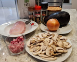Foto del paso 1 de la receta: Pollo guisado con berenjena, champiñones y taquitos de jamón