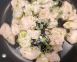 Foto del paso 5 de la receta: Pollo asado con hierbas, arroz con verduras y ensalada tropical