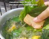 Foto langkah ke 2 dari resep Resep Sayur Asem Pedas Simpel dan Enak.
