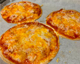 Foto del paso 3 de la receta: Pizza en masa de fajitas ¡ideal para hacer con los peques!