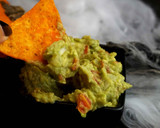 Foto del paso 2 de la receta: Nachos con salsa de queso y guacamole especial Halloween